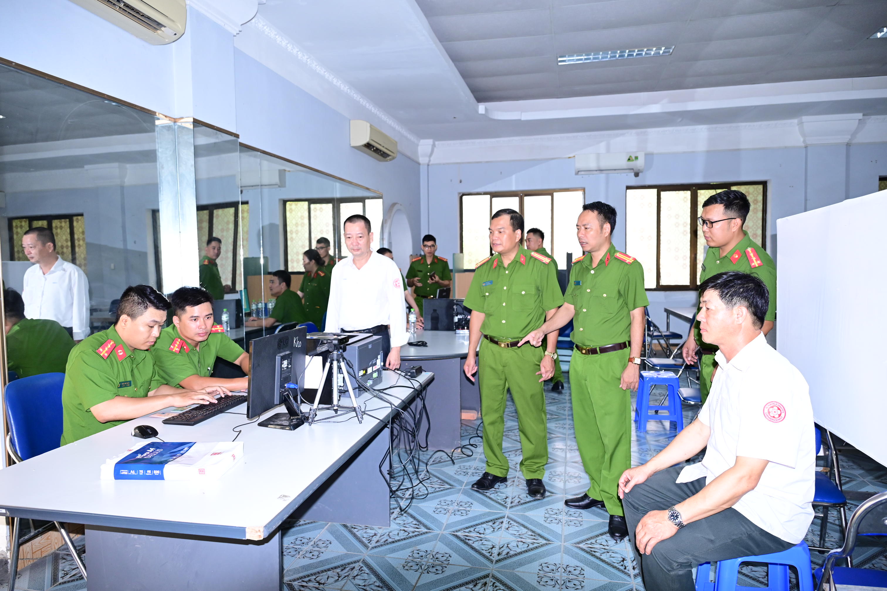 Công an phường Bạch Đằng cơ bản hoàn thành việc đổi thẻ Đảng viên trên nền tảng Cơ sở dữ liệu quốc gia về dân cư